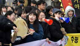 절대 합격! 잘하고 와∼딸 열기와 간절함으로 가득찬 시험장 앞 풍경