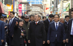 경남 찾은 文대통령, 지역경제 챙기기