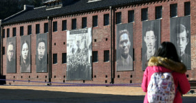 서대문형무소 외벽에 걸린 독립운동가들