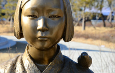 혹한에서도 따뜻했으면…소녀상 손 위에 올려진 핫팩 [사진in세상]