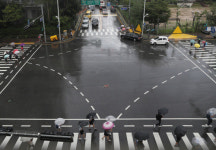 황색 신호로 바뀌면 교차로 직전에 멈춰야 할까 [어떻게 생각하십니까]