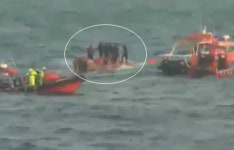 통영 앞바다 낚싯배 전복… 3명 사망