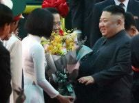김정은에 꽃다발 안긴 베트남 여성은 누구? 미인대회 참가한 얼짱 여대생