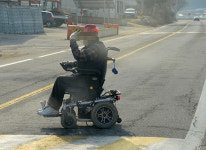 목숨 걸고 타는 거예요…차도를 질주하는 전동휠체어 [김기자의 현장+]