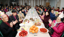 어르신들 생신 축하합니다 [포토]