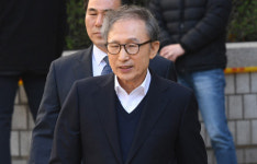 법원, MB 항소심 증인 이팔성 전 회장 구인장 발부…김윤옥 여사 증인채택도 관심