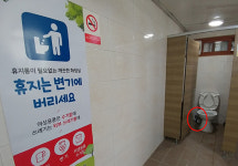“변기에 휴지 버려” vs “버리지 마” 공중 화장실에 ‘휴지통’을 둘 수밖에 없는 이유 [김기자의 현장+]