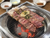 달착지근 소갈비, 숯불에 지글지글… 국민 입맛 평정 [안젤라의 푸드트립]