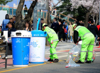 “행사는 늘고, 쓰레기는 줄었다”…‘여의도 봄꽃 축제’ 올해는 달랐다 [김기자의 현장+]