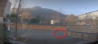 [어떻게 생각하십니까] 운전 중 맨홀에서 사람이 튀어나왔는데 과실 70%?