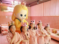 4살 아이 화장 시키고 ‘예뻐졌다’ 광고… 부모들 부작용 우려 [이슈 속으로]