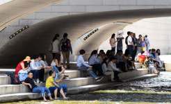 벌써 한여름… 다리 밑 피서