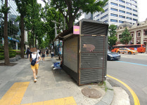 “부서지고 깨지고 쓰레기까지” 흉물로 전락한 ‘길거리 가판대’ [김기자의 현장+]