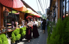 롸잇 나우! 뉴트로 갬성…인싸들의 핫플 돈화문로 [여행]