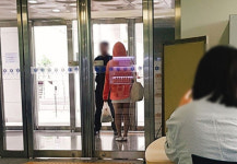 핑크색 후드에 치마… 여대 숨어든 여장 남성에 또다시 외부인 공포