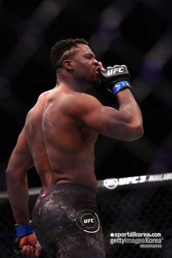 UFC 헤비급 랭킹 2위 은가누, 3위 산토스에 상대 1라운드 TKO승