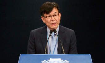 文대통령 “최저임금 1만원 공약 못 지켜 송구”… 두번째 사과