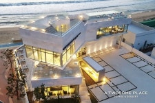 “바다 품은 투썸에서 여름휴가 마무리하세요!”