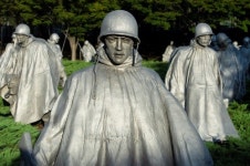 2차대전 참전용사, 전우 그리워하며 6·25 조각상 제작