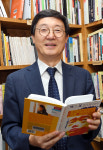 “한국문학 ‘분단’ 고착 위기… 北작품 번역·출간 지원 나설 것” [세계초대석]