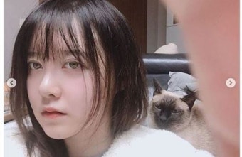 '안재현 폭로 중단 선언' 구혜선, 반려묘와 함께한 몽환 표정 셀카 공개