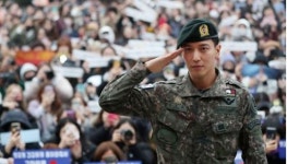 특공대 전역 정용화 각잡힌 거수경례 눈길