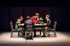 현실을 소름 끼치게 닮은… 순식간 무대에  빨려 들어갔다