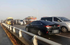 장안대교 추돌사고 발생…1t 트럭 빙판길에 미끄러져 2명 사망