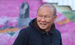 베트남 축구 대표팀, 박항서 감독 모친에 용돈 건네 뭉클