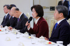 장관 취임하자마자 검찰 비판한 추미애, 힘 실어준 文대통령