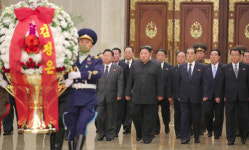 태양궁 참배 김정은 “백두산 기상으로 돌파”