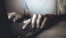 성인PC방서 50대 종업원이 손님 살해 “잔고 없는 통장서 돈 빼오라고 시켜”