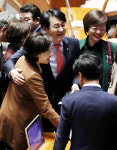 유치원 3법 통과, 박용진 의원 유은혜·진선미 장관과 울먹여…“교사 지원 검토”