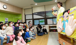 감염 공포 속 등교… 정문서 발열체크 ‘장사진’