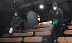 공연장 소독 ‘진땀’… “관객 불안도 방역해요” [밀착취재]