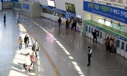 [포토] 이동 최소화로 한산한 서울역 대합실