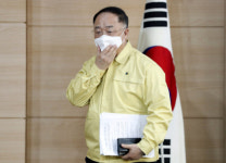 ‘긴급 수급’에도 없는 마스크… 홍남기 “하루 이틀 더 걸려”
