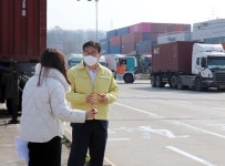 [포토] 수도권대기환경청장, 노후 화물자동차 매연 배출실태 현장점검