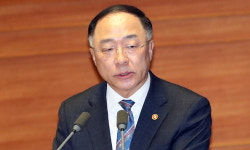 홍남기 “마스크 공적 공급 창구 약국 일원화할 것”