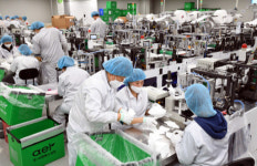 홍남기 “마스크업체에 보조금 지원해 주말에도 마스크 생산”