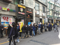 마스크 1인2매 첫날 약국에 줄 선 사람들… 30분 만에 “품절, 다음주 오세요”