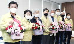 화훼농가 돕고, 직원 격려하고…