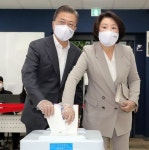 文대통령 부부, 삼청동 주민센터서 사전 투표 참여…‘마스크’·‘위생장갑’ 눈길