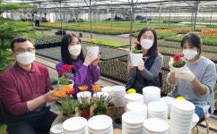 [포토] 농협 구리시지부, 사회봉사단체와 함께하는 ‘희망의 꽃 나누기’