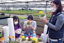 [포토] 농협 구리시지부, 사회봉사단체와 함께하는 ‘희망의 꽃 나누기’