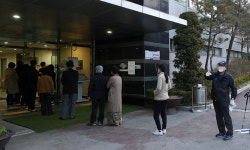 코로나19에도 뜨거운 투표 열기…비닐장갑 회수 없어 감염 우려도 [밀착취재]