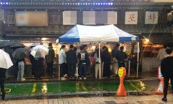 클럽 문 닫자 술집으로… 거리두기는 딴 세상 이야기