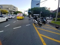 부산서 버스와 오토바이 충돌…헬멧 미착용 운전자는 사망, 동승자는 중상