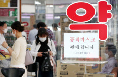 불량 마스크 폐기 않고 재포장해 유통한 일당 징역형