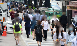 “땀이 뚝뚝” 마스크 벗고 시원한 카페선 ‘다닥다닥’ [김기자의 현장+]